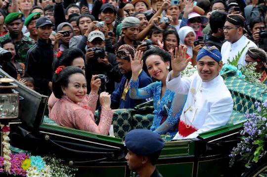 Kemeriahan kirab pernikahan agung Keraton Yogyakarta