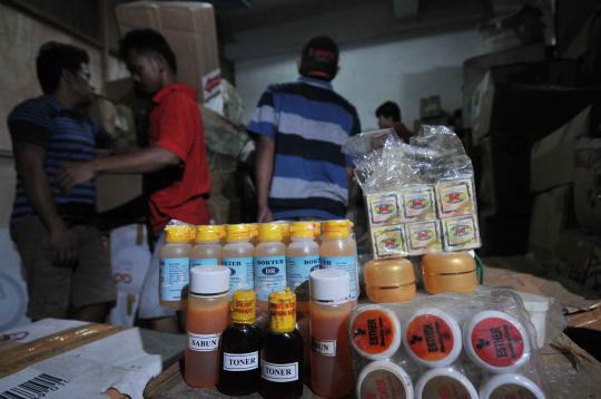 Petugas BPOM sita ratusan ribu kosmetik ilegal di Pasar Asemka