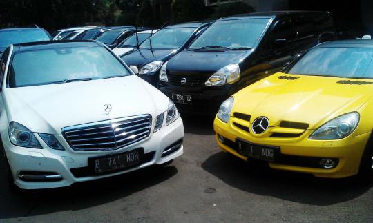 Mobil-mobil mewah pejabat Bank Mandiri yang disita Mabes Polri