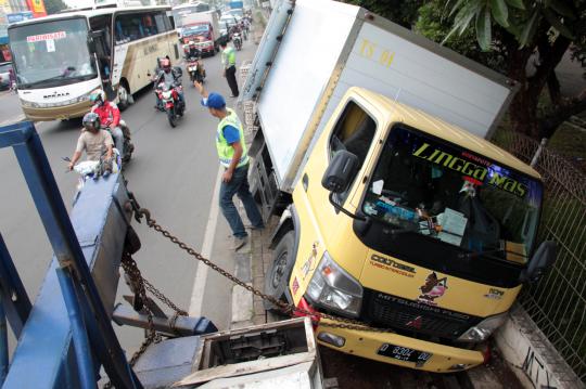 Sopir ngantuk, truk muatan telur terperosok ke selokan