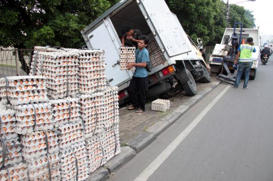 Sopir ngantuk, truk muatan telur terperosok ke selokan