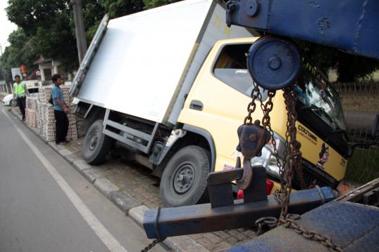 Sopir ngantuk, truk muatan telur terperosok ke selokan