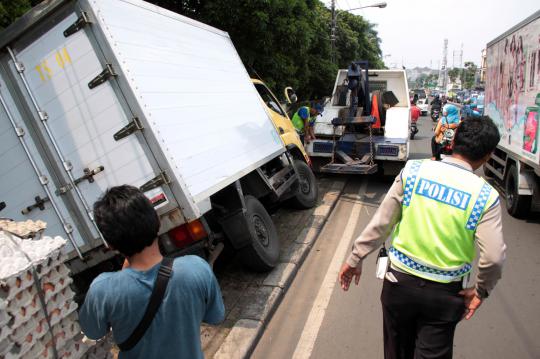 Sopir ngantuk, truk muatan telur terperosok ke selokan