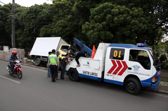 Sopir ngantuk, truk muatan telur terperosok ke selokan
