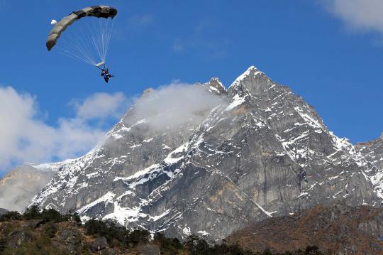 Penyandang disabilitas ini terjun payung dari Gunung Everest