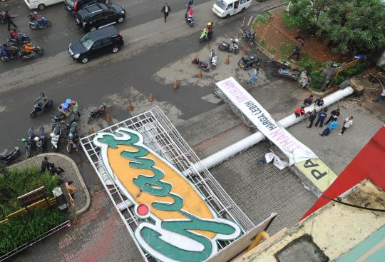 Baliho Giant tumbang di depan Pamulang Square