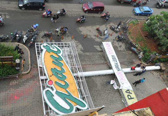 Baliho Giant tumbang di depan Pamulang Square