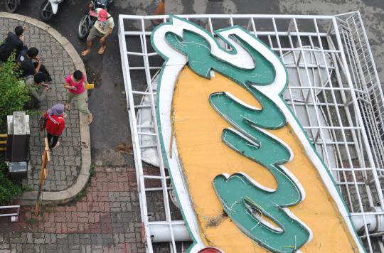 Baliho Giant tumbang di depan Pamulang Square