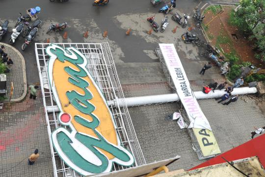 Baliho Giant tumbang di depan Pamulang Square