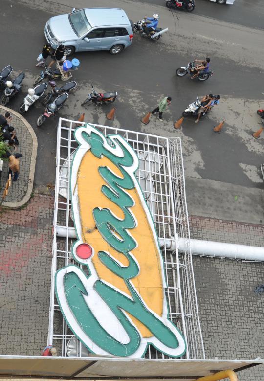 Baliho Giant tumbang di depan Pamulang Square