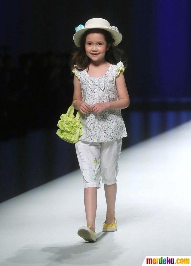 Foto Lucunya aksi model  cilik  bergaya di atas catwalk 