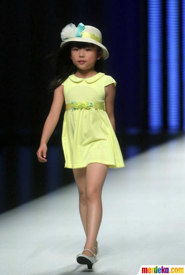 Foto : Lucunya aksi model cilik bergaya di atas catwalk| merdeka.com
