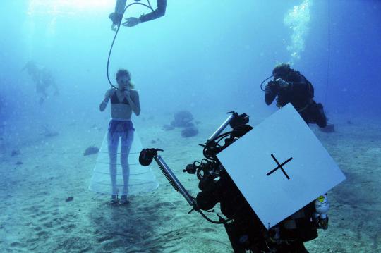 Mengintip proses pemotretan model di bawah Laut Merah