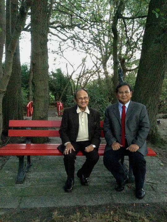 Kursi merah jadi saksi bisu pertemuan hangat Habibie-Prabowo