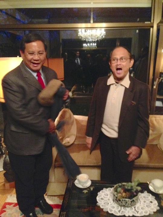 Kursi merah jadi saksi bisu pertemuan hangat Habibie-Prabowo