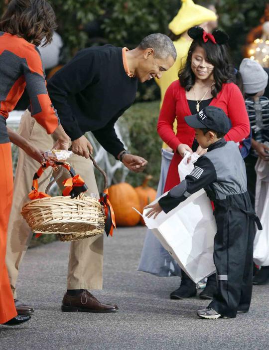 Rayakan Halloween, Obama bagi-bagi permen