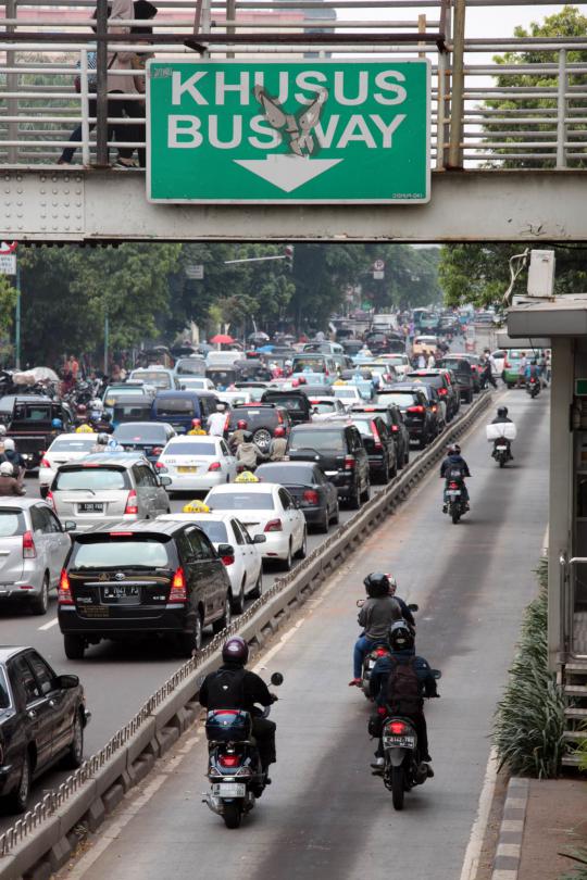 Denda bagi penerobos jalur busway berlaku mulai hari ini