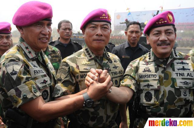 Foto Panglima TNI jadi Warga Kehormatan Korps Marinir 