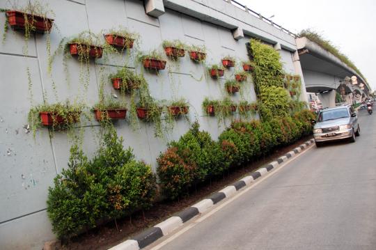 Indahnya taman vertikal di Jakarta