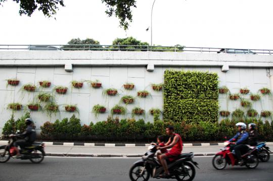 Indahnya taman vertikal di Jakarta