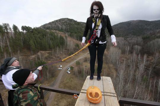 Aksi zombie lompat bungee tandai berakhirnya perayaan Halloween