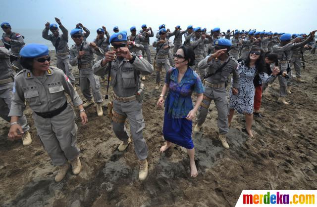 Foto : Tarian Sajojo Jenderal Sutarman bersama Pasukan 