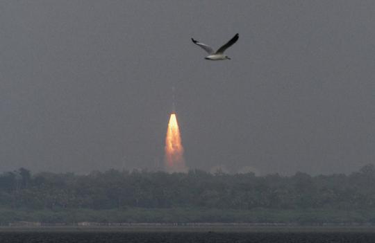 Detik-detik saat India luncurkan pesawat ruang angkasa ke Mars