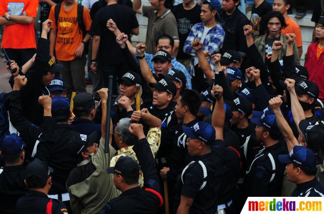 Foto : Dihadang mahasiswa & dosen, eksekusi Universitas 