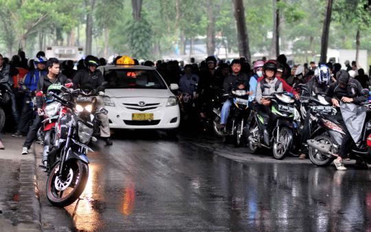 Terjebak hujan, kolong Semanggi penuh pengendara sepeda motor