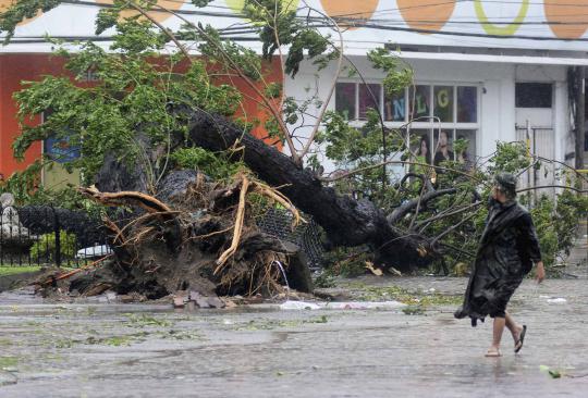 Topan ganas Haiyan terjang Filipina, 3 orang dilaporkan tewas