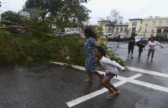 Topan ganas Haiyan terjang Filipina, 3 orang dilaporkan tewas