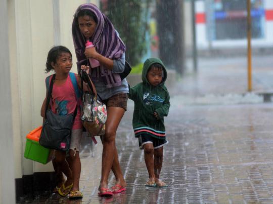 Topan ganas Haiyan terjang Filipina, 3 orang dilaporkan tewas