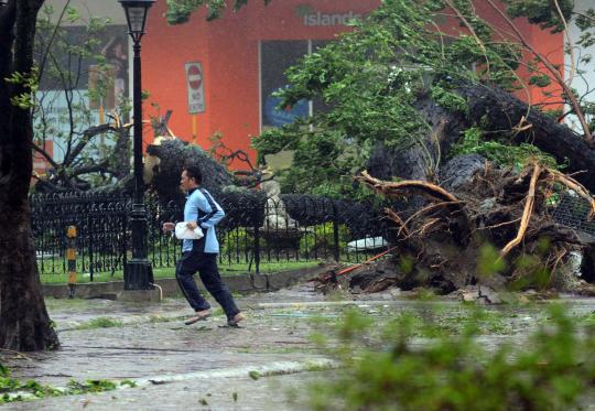 Topan ganas Haiyan terjang Filipina, 3 orang dilaporkan tewas