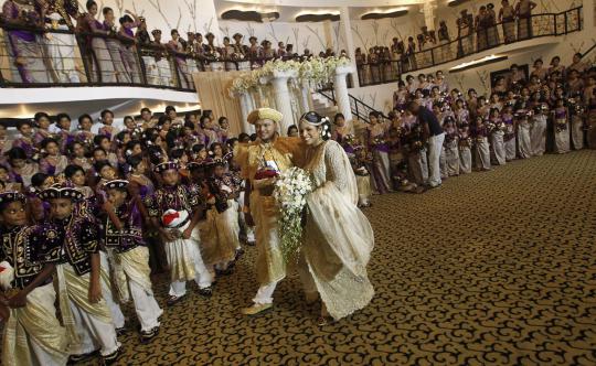 Pernikahan dengan 126 pengiring pengantin pecahkan rekor dunia