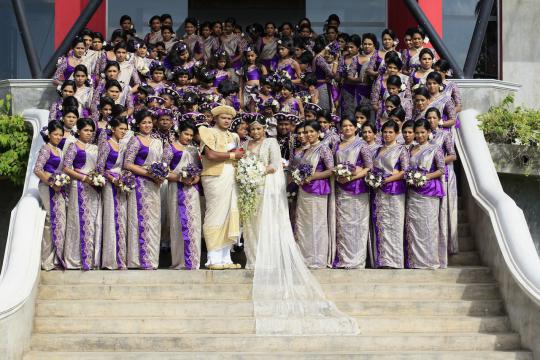 Pernikahan dengan 126 pengiring pengantin pecahkan rekor dunia