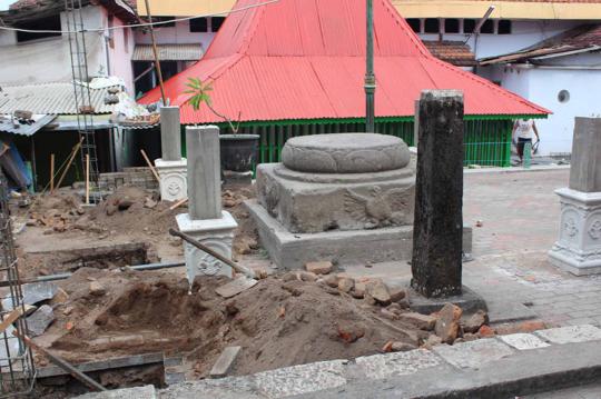 Kondisi situs Setono Gedong yang rusak akibat perluasan masjid
