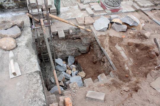 Kondisi situs Setono Gedong yang rusak akibat perluasan masjid