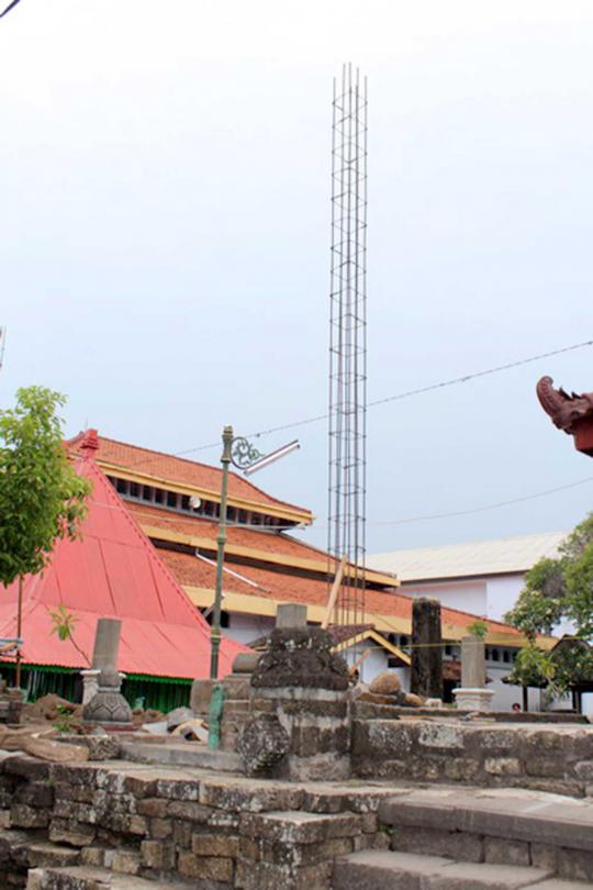 Kondisi situs Setono Gedong yang rusak akibat perluasan masjid