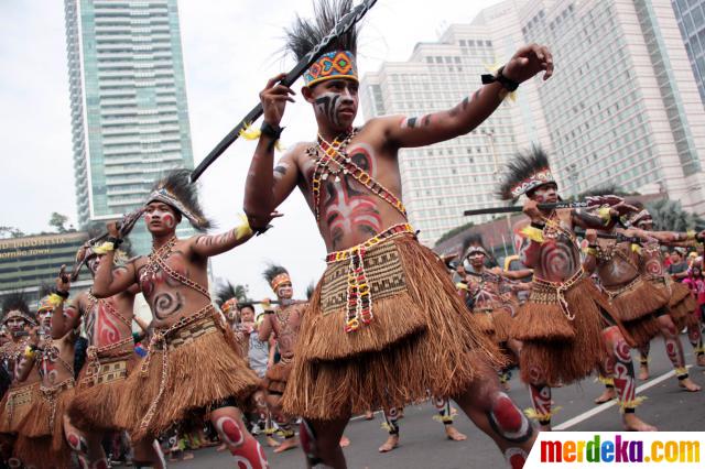 Foto : Tarian adat Papua meriahkan HUT Brimob ke-68 di HI 