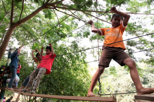 Bermain wahana outbound di Konservasi Ciliwung Phala Pusaka