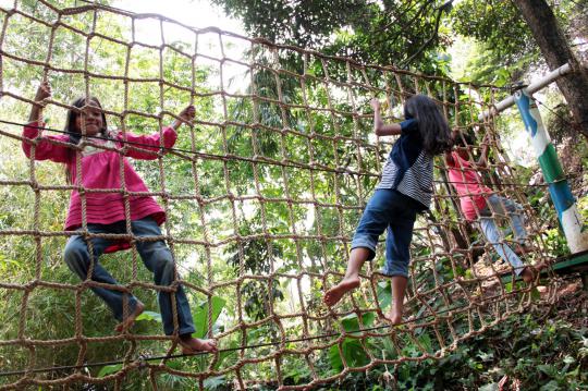 Bermain wahana outbound di Konservasi Ciliwung Phala Pusaka