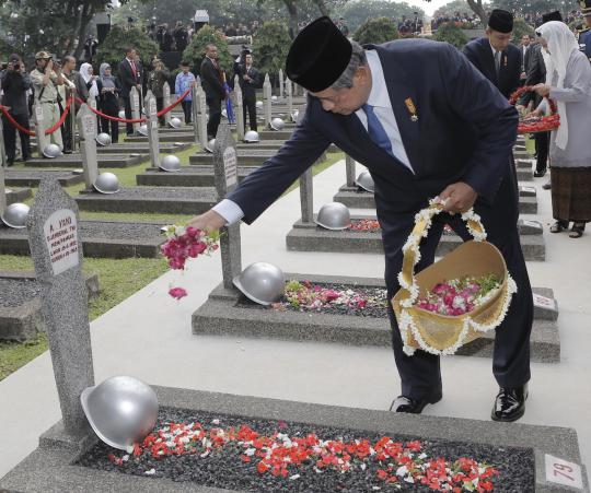 SBY ziarah ke makam pahlawan Kalibata