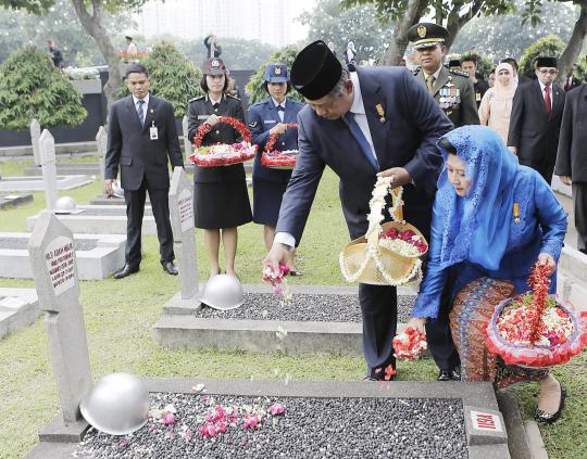 SBY ziarah ke makam pahlawan Kalibata