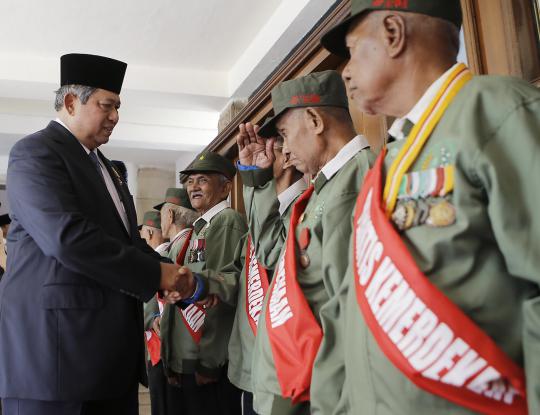 SBY ziarah ke makam pahlawan Kalibata