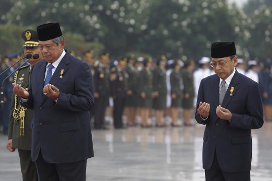 SBY ziarah ke makam pahlawan Kalibata