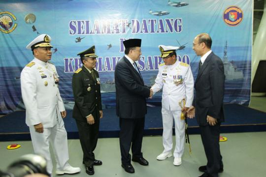 Ketika Irman Gusman pimpin upacara di atas KRI Makassar 509
