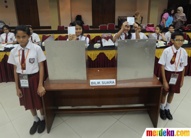 Murid SDN 01 Menteng melakukan pemungutan suara saat mengikuti kegiatan simulasi Pemilu 2014 di Gedung KPU, Jakarta (11/11). Kegiatan simulasi ini dimaksudkan untuk memberikan pendidikan dini kepada murid-murid sekolah dasar mengenai Pemilu yang demokratis.