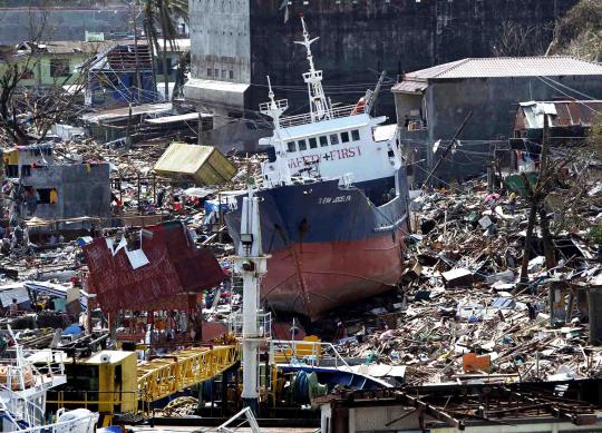 Keganasan Topan Haiyan seret kapal kargo ke daratan