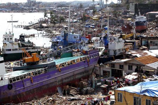 Keganasan Topan Haiyan seret kapal kargo ke daratan