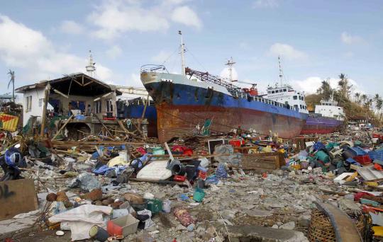 Keganasan Topan Haiyan seret kapal kargo ke daratan